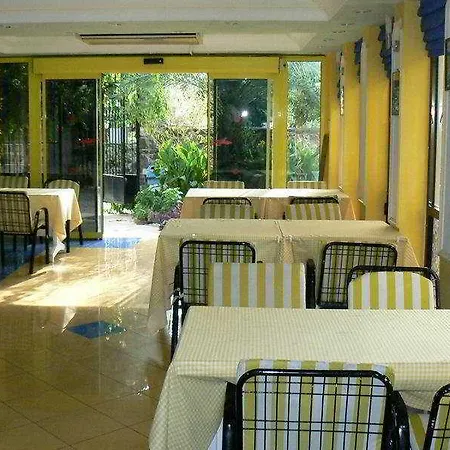 Ξενοδοχείο με διαμερίσματα Tropic Marina Μαρμαρίς