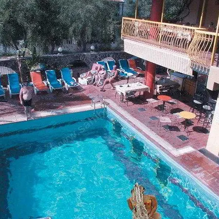 Ξενοδοχείο με διαμερίσματα Tropic Marina Μαρμαρίς